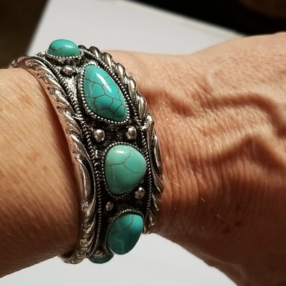 Turqoiuse bangle